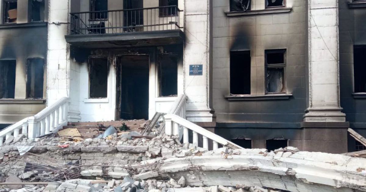 Мариупольский драмтеатр после авиаудара: фоторепортаж