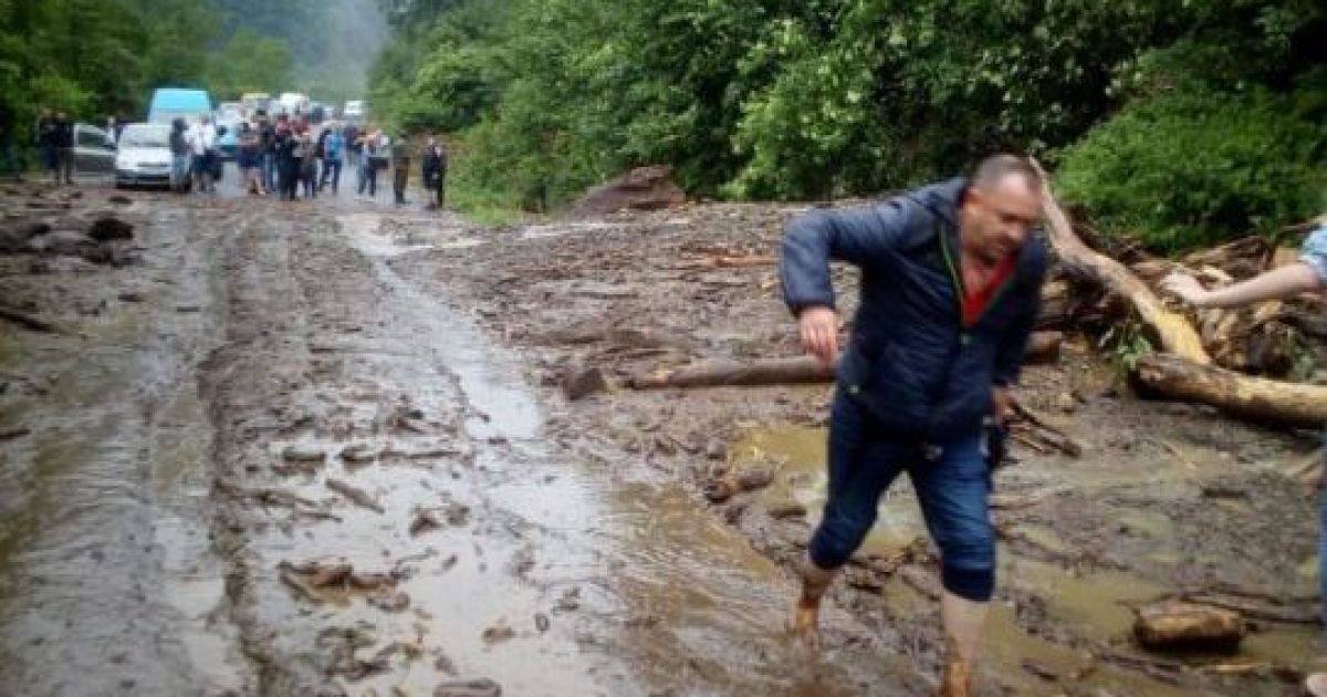 Зсув ґрунту перекрив трасу в Карпатах