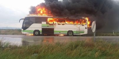 У Греції удар блискавки знищив туристичний автобус