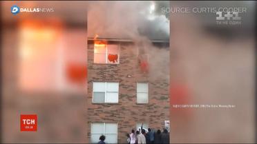 Волонтер успішно впіймав маленьку дитину, яка впала з третього поверху під час пожежі