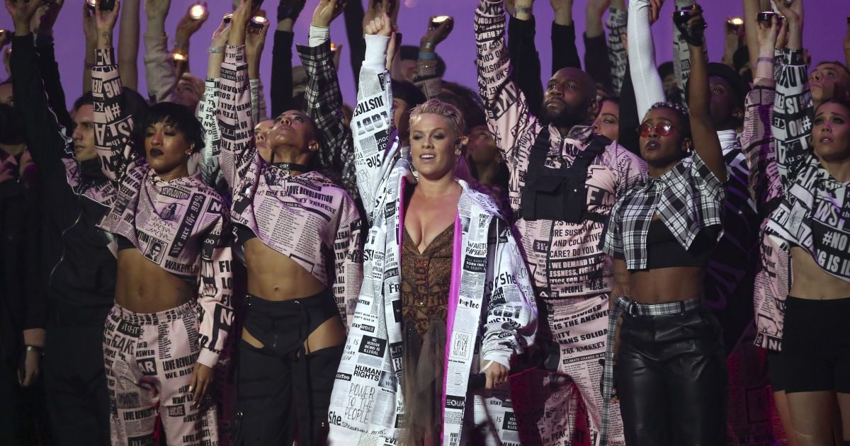 Роскошное платье Дуа Липы и специальная награда для Pink: как прошла церемония BRIT Awards-2019