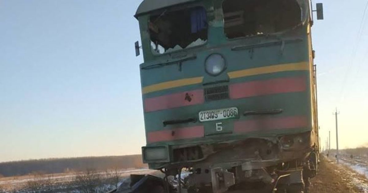 На Івано-Франківщині поїзд зіткнувся з вантажівкою і зійшов з рейок