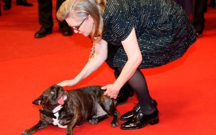 Канны-2016: актриса из "Звездных войн" появилась на красной дорожке с собакой