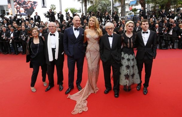 Кристен Стюарт и команда фильма "Светская жизнь" на Каннском кинофестивале - 2016 / © Reuters