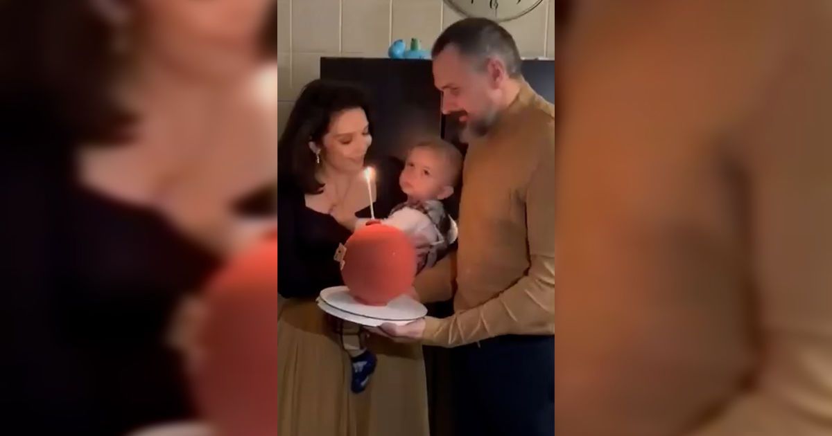 Дружина Олега Сенцова показала, як вони з чоловіком вітали сина з першим днем народження