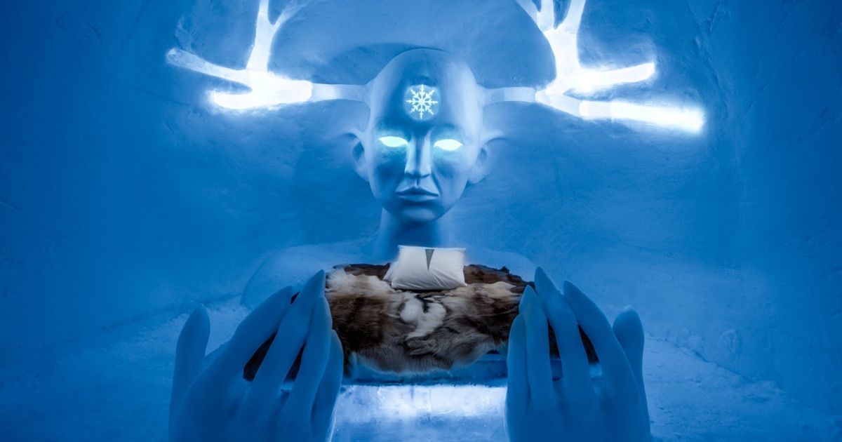 Вытесанные изо льда и эксклюзивно украшенные люксы предлагает путешественникам снежный отель Швеции