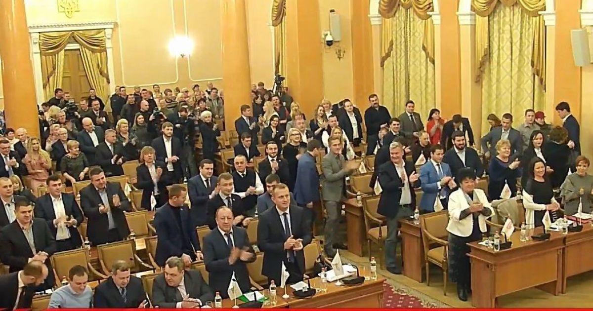 Труханова стоячи з оплесками зустріли в одеській міськраді. Частина вигукувала "Ганьба"