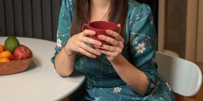 В платье с цветочным принтом: Соломия Витвицкая во время чаепития