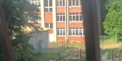 У Львові п'яний чоловік відкрив стрілянину на майданчику біля школи: відео