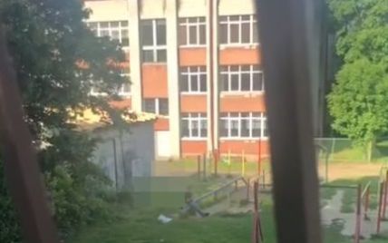 Во Львове пьяный мужчина открыл стрельбу на площадке возле школы: видео