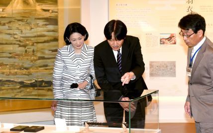 В полосатом костюме и черных туфлях: элегантная принцесса Кико посетила культурный центр