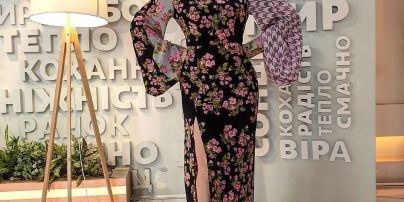 У квітковій сукні з високим розрізом: Людмила Барбір грайливо продемонструвала стрункі ноги