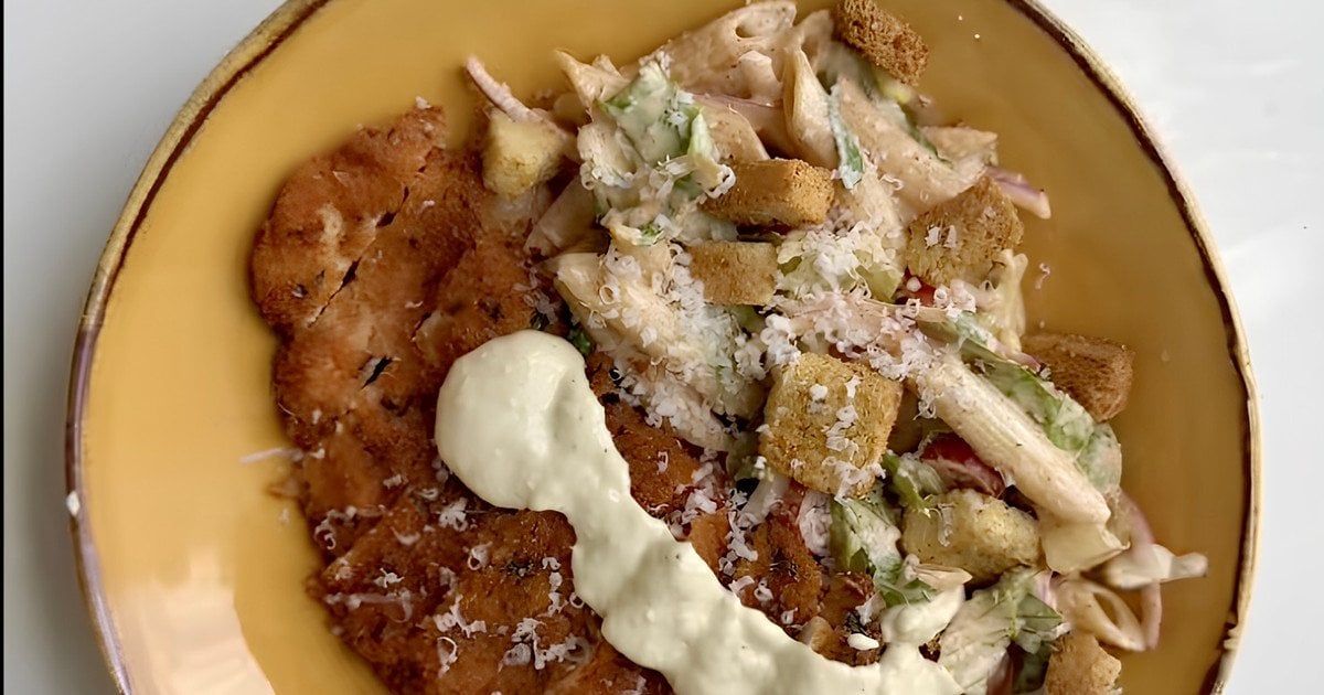 Салат "Цезар" із куркою та макаронами tiktok.com_@iramsfoodstory