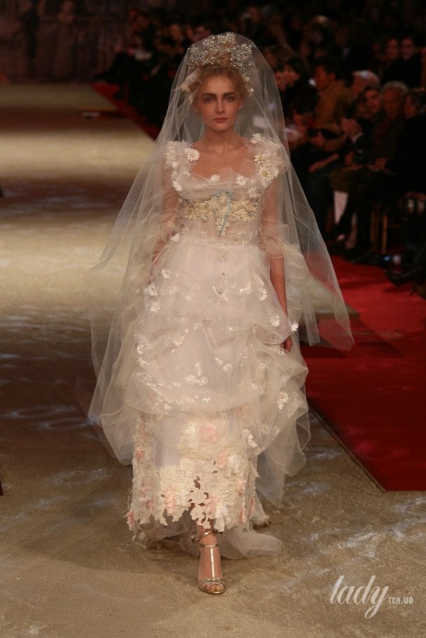 Сніжана Онопка, показ Christian Lacroix весна-літо 2006 рік / © Getty Images