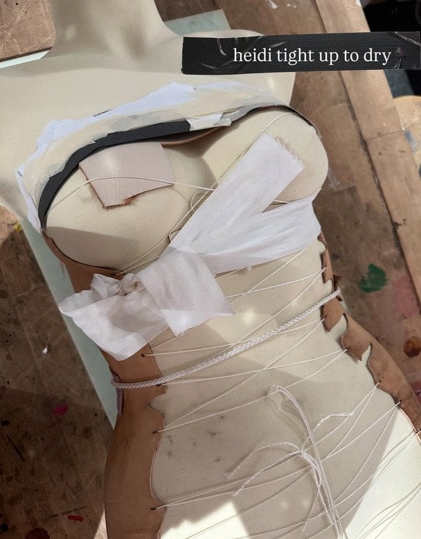 Створення сукня Гайді Клум / фото: instagram.com/marinahoermanseder