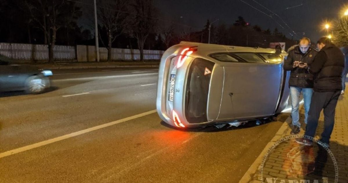 Во Львове в результате ДТП перевернулась машина и проехала на боку десятки метров