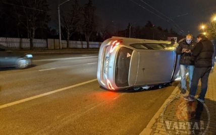У Львові внаслідок ДТП перекинулася автівка й посунулася на боці десятки метрів