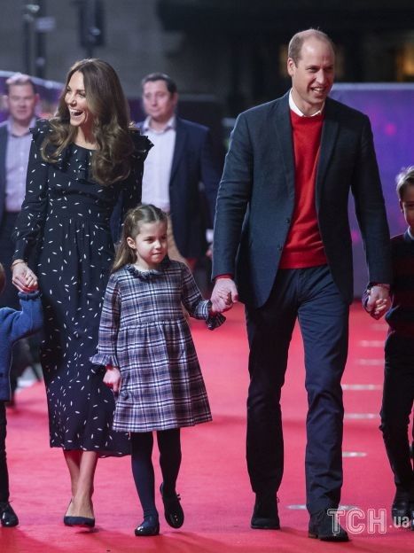 Герцогиня Кэтрин и принц Уильям с детьми / © Associated Press