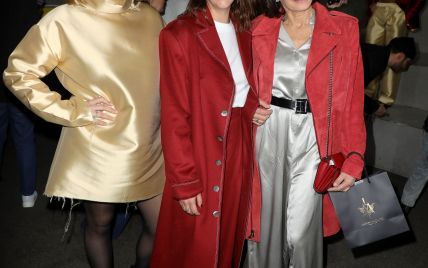 Принцесса Стефания в мятом комбинезоне, а ее дочери в странных нарядах: монакские гости на модном показе в Париже