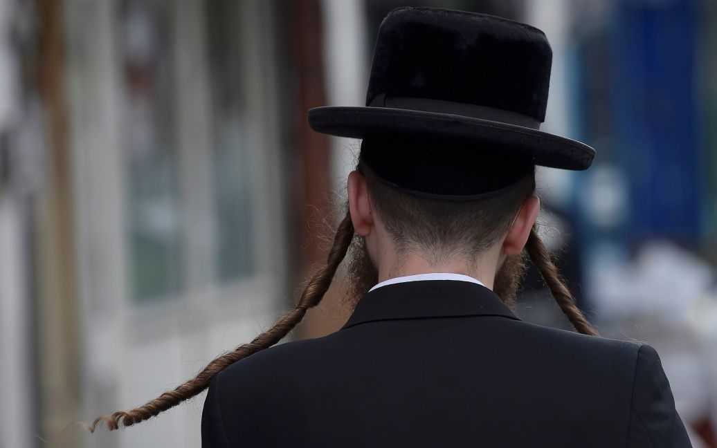 Ортодоксальний єврей ходить по вулиці в Стемфорд-Хілл на півночі Лондона, Великобританія. / © Reuters
