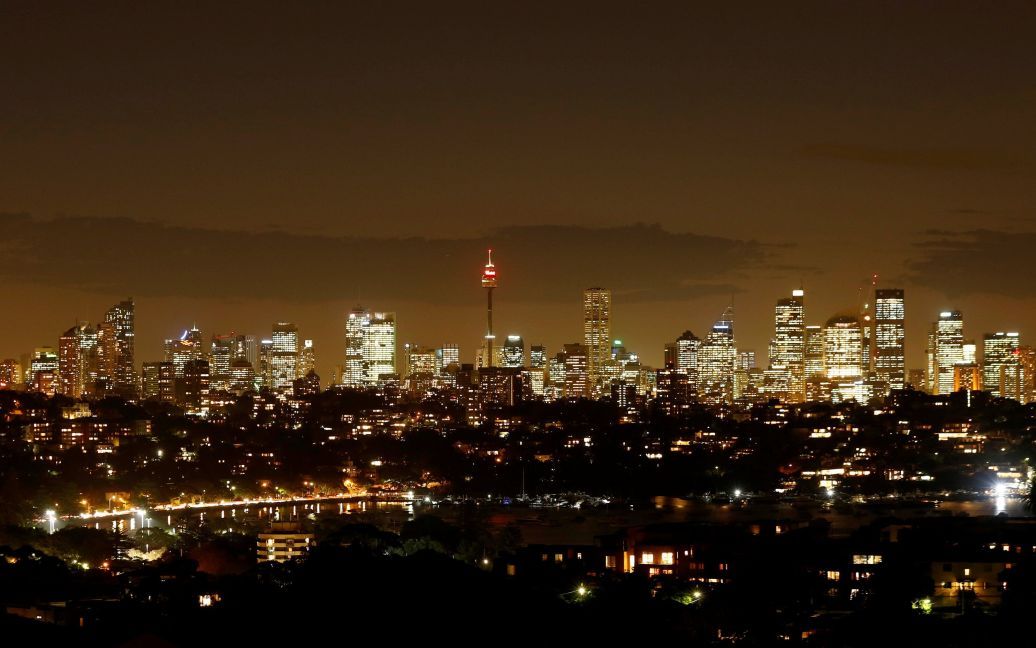 Центральний діловий район Сіднея загоряється після заходу сонця - найбільше місто Австралії відчуває не за сезоном теплу погоду. / © Reuters