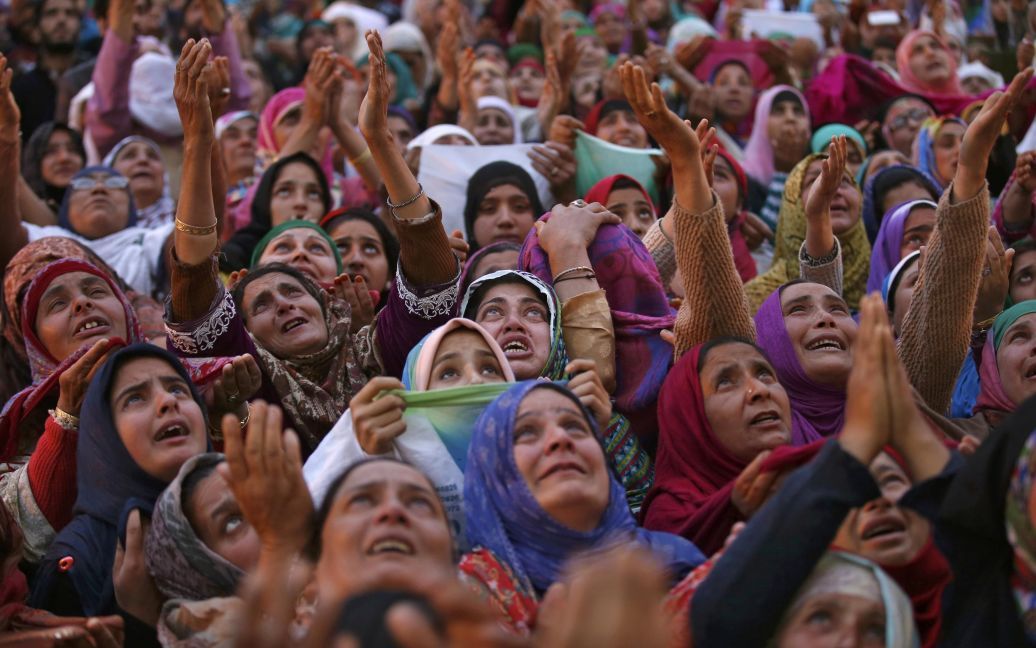 Женщины-мусульманки Кашмира плачут, увидев реликвию, как они считают, волос из бороды пророка Мухаммеда во время торжеств в храме Хазратбал в Сринагаре. / © Reuters