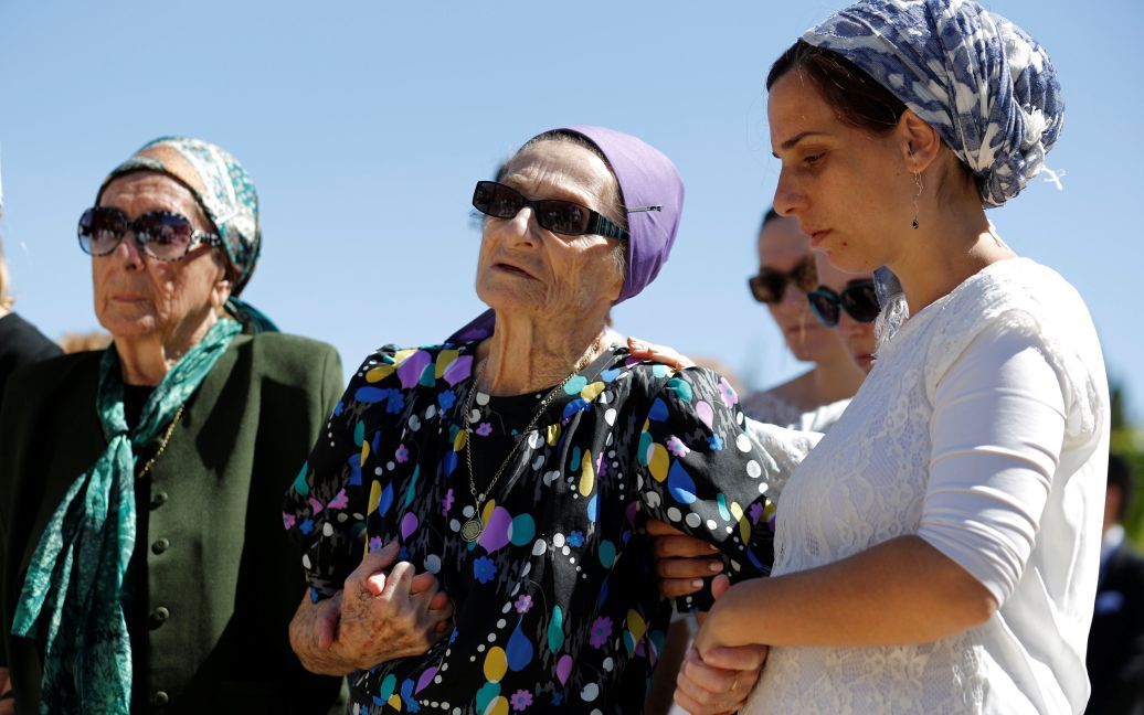 Громадяни двома хвилинами мовчання віддають данину пам&#039;яті загиблим. / © Reuters