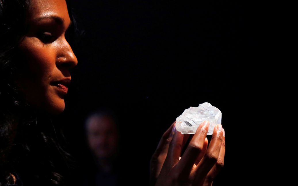 Модель показує алмаз "Lesedi La Rona" вагою 1109 каратів на Сотбіс в Манхеттені Нью-Йорк, США. / © Reuters