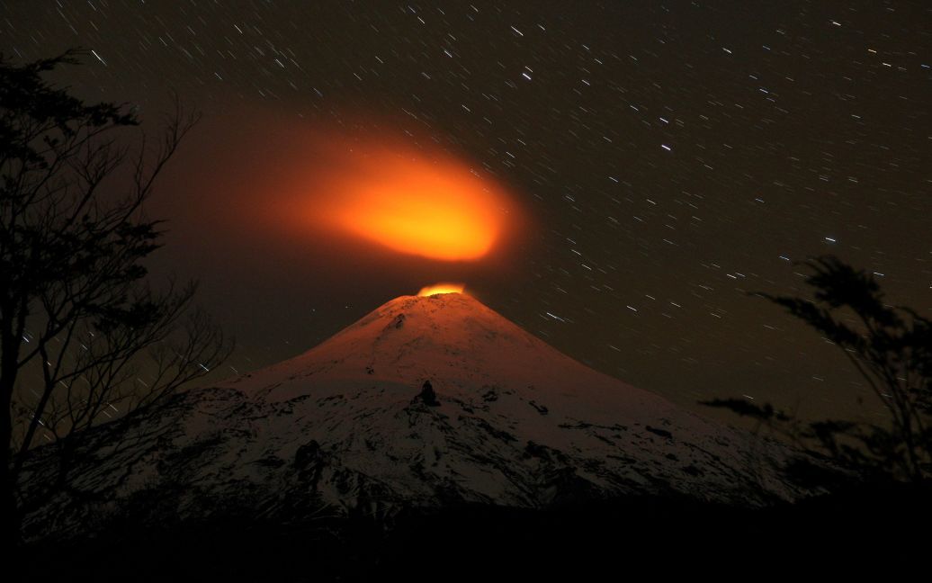 Фотограф снял извержения вулкана Вильяррика в Чили. Это самый активный вулкан в стране. / © Reuters