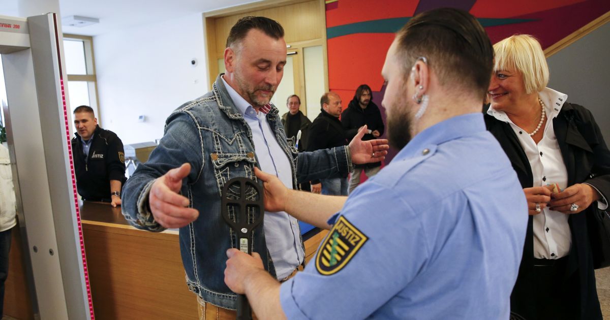 Немецкого политика обязали заплатить штраф за оскорбление мигрантов в соцсети