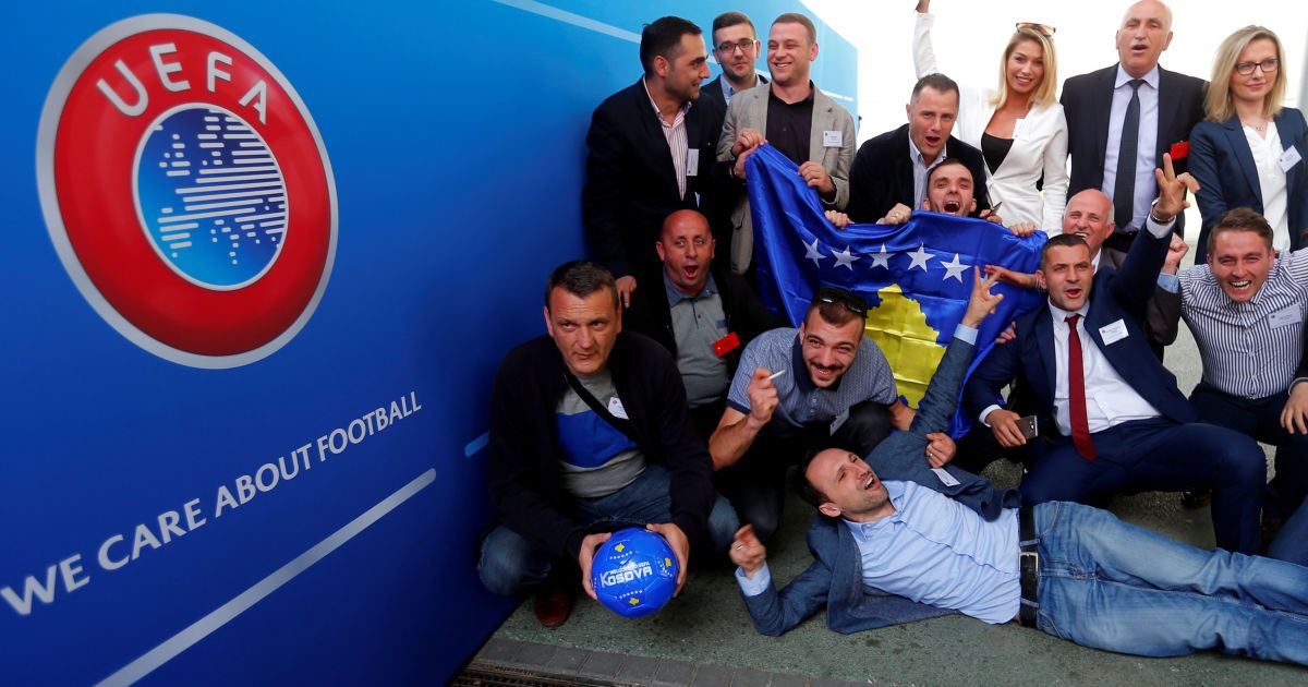 Представители масс-медиа Косово празднуют принятие в члены УЕФА.