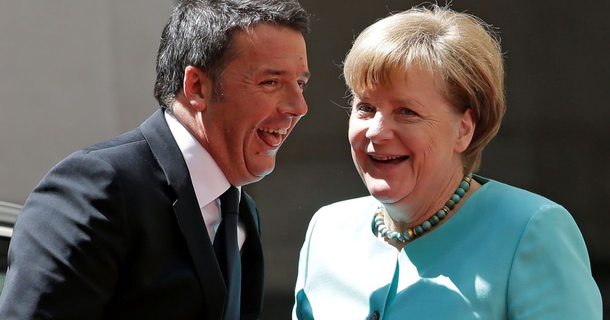 Премьер-министр Италии Маттео Ренци приветствует канцлера Германии Ангела Меркель во дворце Киджи в Риме. / © Reuters