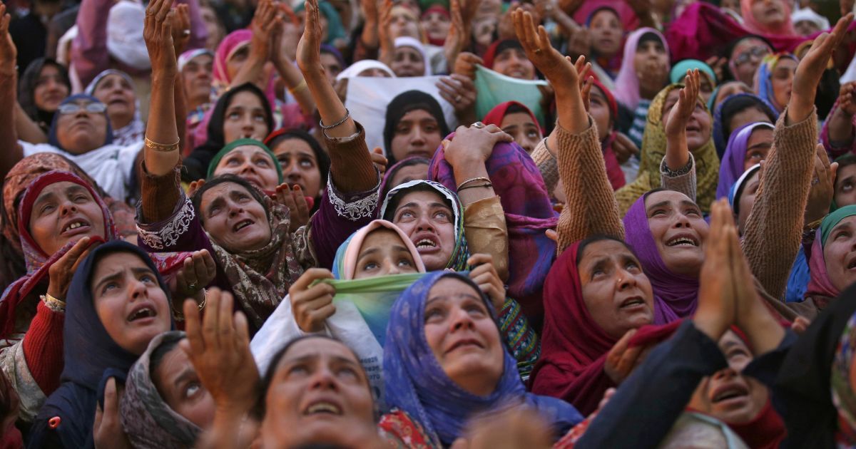 Женщины-мусульманки Кашмира плачут, увидев реликвию, как они считают, волос из бороды пророка Мухаммеда во время торжеств в храме Хазратбал в Сринагаре. / © Reuters