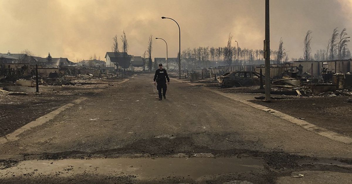 Спасатель обследует повреждения на одной из улиц в городе Форт Макмюррей, Канада, который почти полностью был уничтожен лесным пожаром. / © Reuters