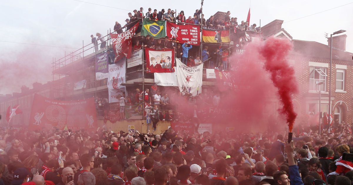 Болельщики перед матчем полуфинала Лиги чемпионов по футболу "Ливерпуль" - "Вильярреал". По итогам двух встреч в финал турнира вышел "Ливерпуль". / © Reuters