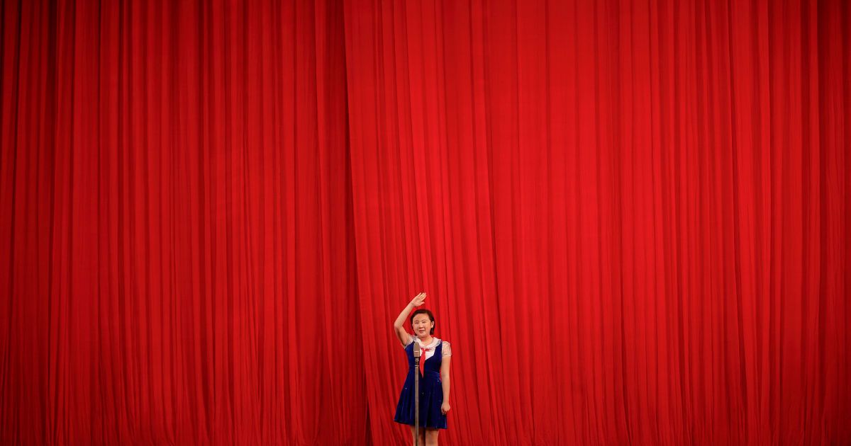 Девочка отдает честь посетителям концерта в детском дворце в центре Пхеньяна, Северная Корея. Местные школьники выступили перед делегациями иностранных журналистов и туристов накануне седьмого съезда Трудовой партии Кореи. / © Reuters