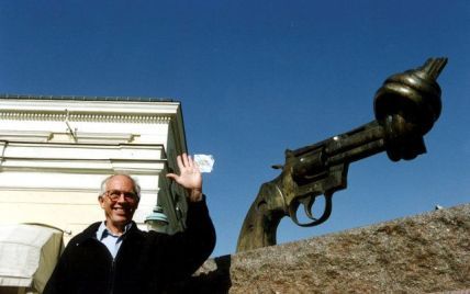 У Швеції помер автор скульптури "зав'язаного вузлом револьвера"