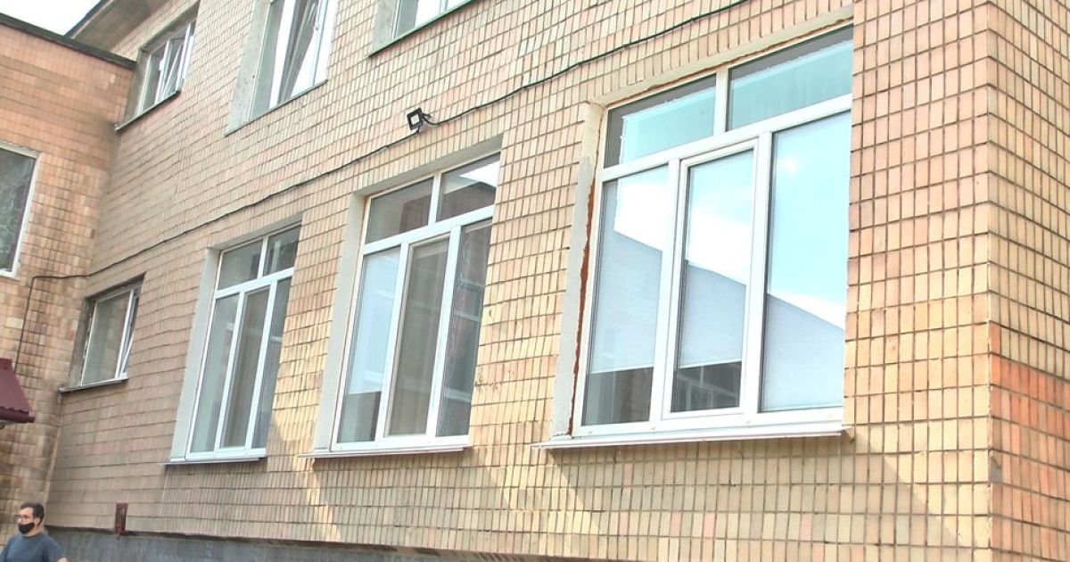 У Запоріжжі 12-річна дівчинка вистрибнула з вікна: у чому причина