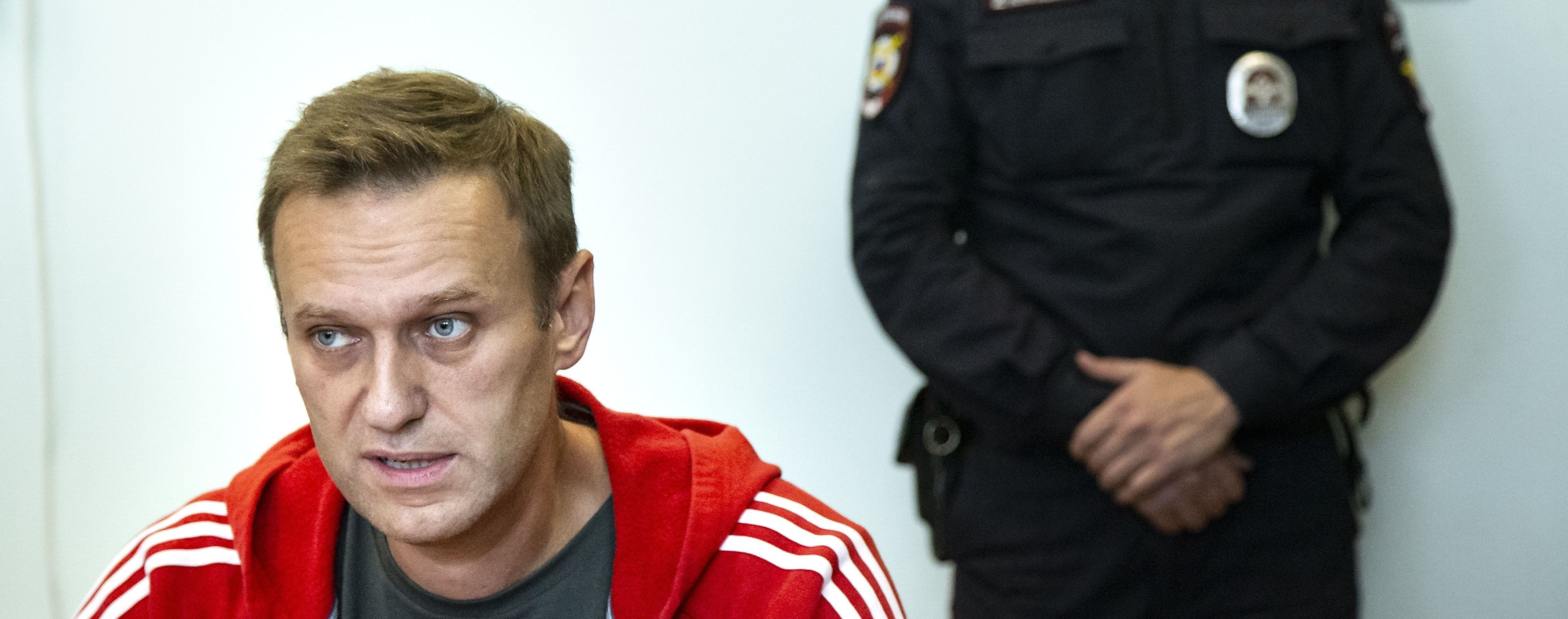 В Москве арестовали квартиру и счета Навального, пока оппозиционер был в коме