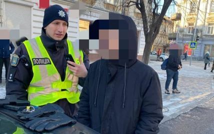 Погрожував пістолетом школярам і вимагав гроші: у Львові затримали озброєного 18-річного в балаклаві