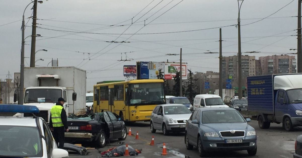 У Києві Mercedes відкинув BMW у вантажівку, з розтрощеного авто вирізали загиблого водія