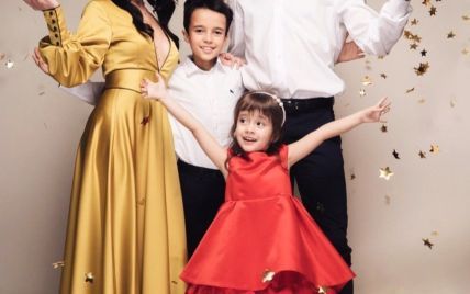 У золотій сукні з глибоким декольте: Катерина Кухар представила новорічну сімейну листівку
