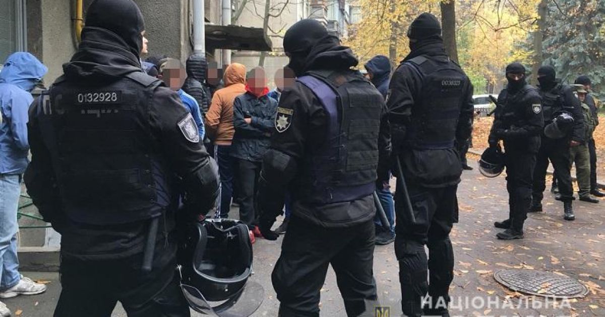 Столична поліція затримала групу молодиків, у яких виявили кийки, балаклави та газові балончики_1 / © Національна поліція України