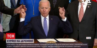Новини світу: у Джо Байдена виникли труднощі з роздаванням пам'ятних ручок розробникам закону