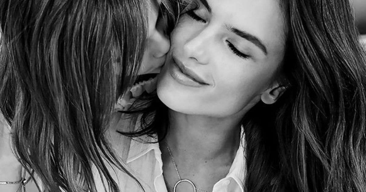 Алессандра Амбросио с дочерью Аней в фотосете ко Дню матери