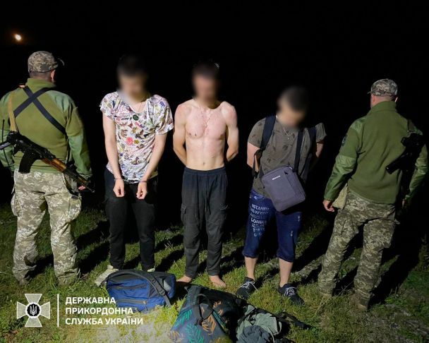 Чоловіки, яких затримали біля кордону з Молдовою / © Державна прикордонна служба України
