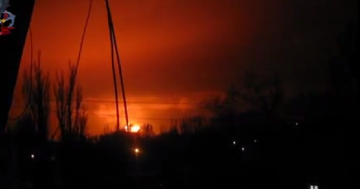 После взрыва над городом поднялся огненный "гриб".