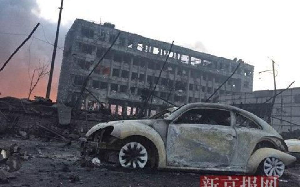 Огонь уничтожил около тысячи новых машин Renault. / © twitter.com/shanghaiist