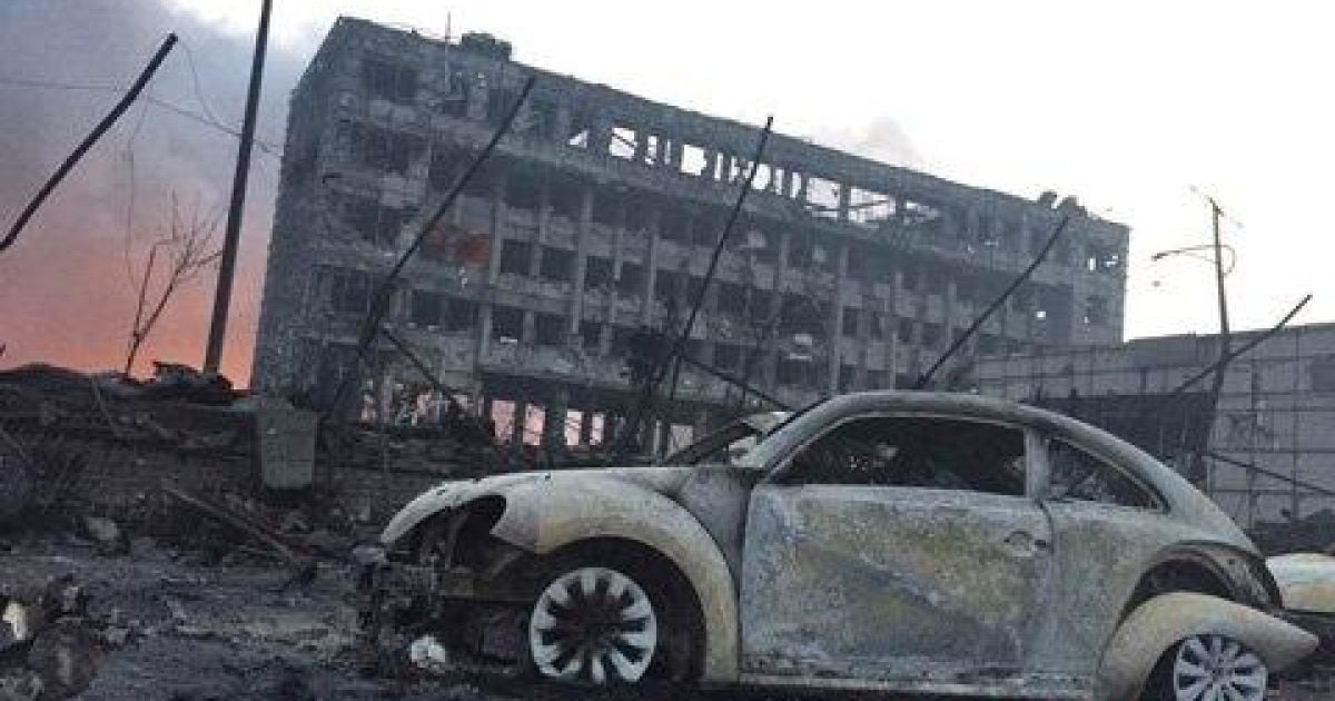 Огонь уничтожил около тысячи новых машин Renault. / © twitter.com/shanghaiist