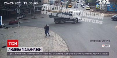 Новини України: у Дніпрі літня жінка з потрапила під КАМАЗ – медики змушені ампутувати їй ноги